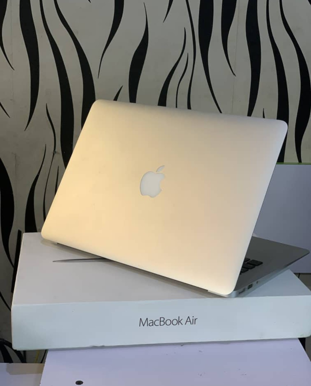 MacBook Air 2015 I Core i5 I 8GB RAM I 128SSD I keyboard light I 13 inches.