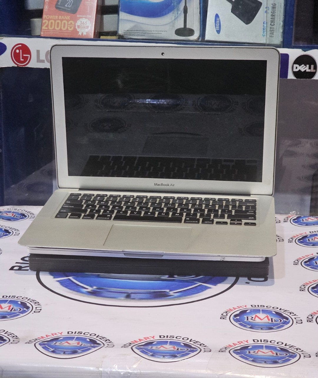 MacBook Air 2013/2014 I Core i5 I 4GB RAM I 256SSD I ultra slim I screen 13 "I wifi I windows 10 I Intel graphics I +/-4 hrs battery life I uk used with warranty.