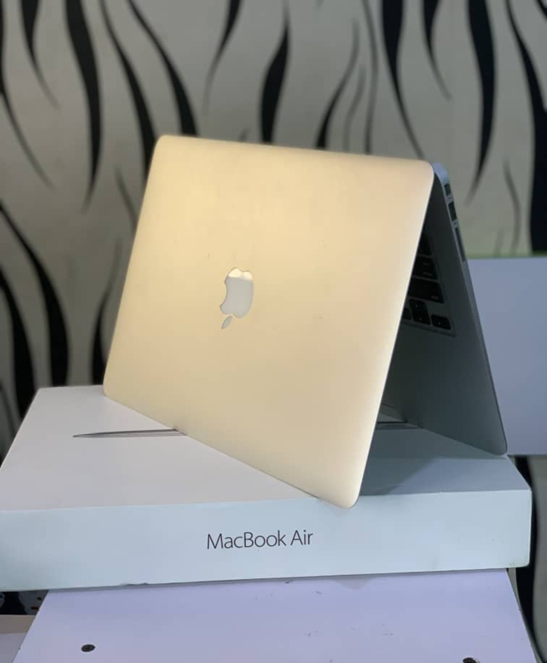 MacBook Air I Core i5 I 4GB RAM I 256SSD I 13 inches I keyboard light.