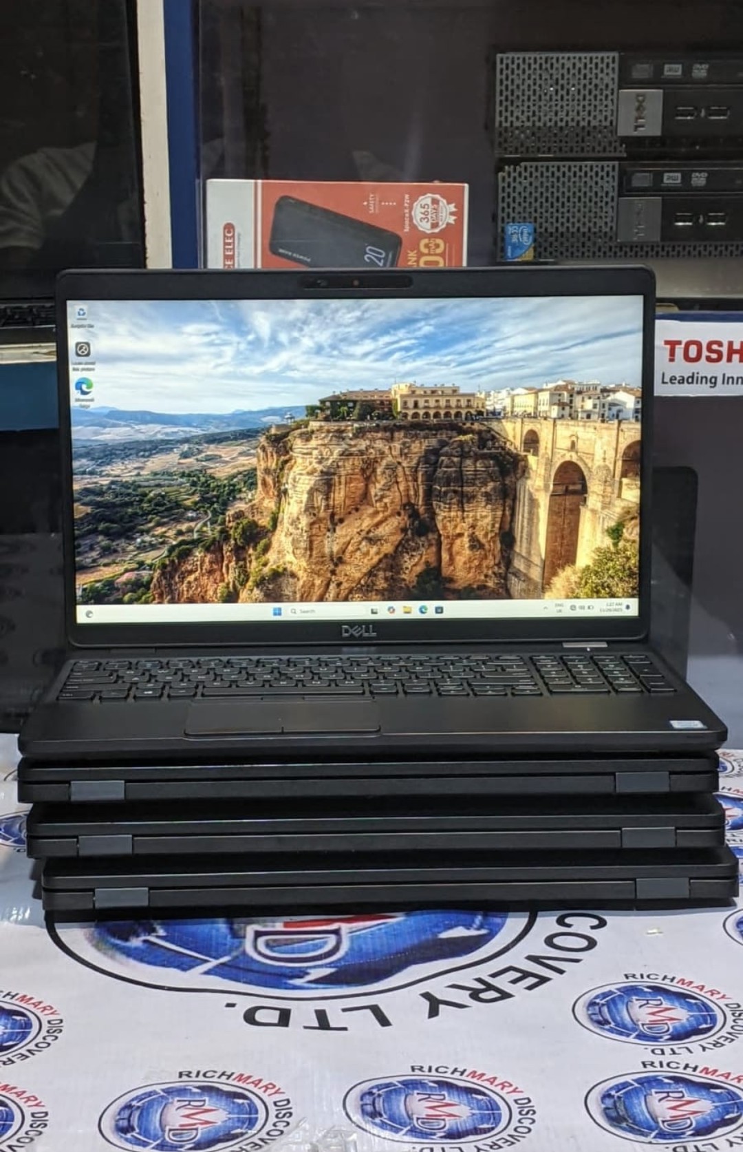 Dell latitude 5500Core i5 I touch screen I 8th Gen I keyboard light I 15.6 screen I face ID I 256 SSD